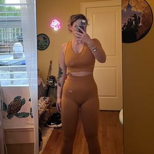 Balance V2 Seamless leggings and sports bra in the color Spiced orange